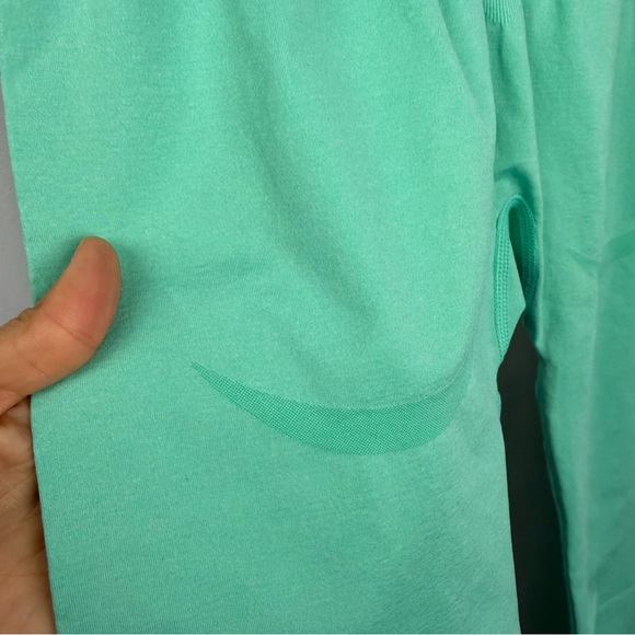 NVGTN NWT Bright Teal Green Seamless Leggings - Size Medium - Picture 10 of 11